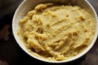 手制地瓜干,<a style='color:red;display:inline-block;' href='/shicai/ 2597'>地瓜</a>洗净去皮，切大块煮熟（煮熟之后，水有多就倒掉）；捣成泥。