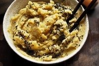 手制地瓜干,加入适量黑<a style='color:red;display:inline-block;' href='/shicai/ 666'>芝麻</a>，搅拌均匀。