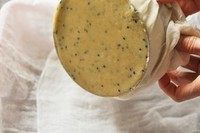 手制地瓜干,提前准备竹匾之类的宽大容器，铺上纱布（不铺也行），将抹压均匀的地瓜泥连纱布倒扣在竹匾上。