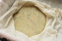 手制地瓜干,连纱布一起倒扣，如图。