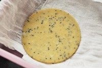 手制地瓜干,小心揭去纱布。把所有的地瓜泥都刮完。然后置于室外，晒干。找连续晴日的天气（至少2天吧，根据日照长度，阳光的温度具体看着办），中途多翻几次面（凝结了之后再翻哦），原则上是晒干，凝结在一起，可以拿剪刀剪成片。