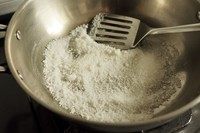 手制地瓜干,加热<a style='color:red;display:inline-block;' href='/shicai/ 831'>粗盐</a>。