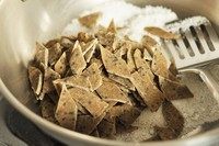 手制地瓜干,倒入晒干的地瓜片。