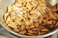 手制地瓜干,小火  不断翻炒，勤翻炒（不然受热不匀），直到金黄，表面起泡。