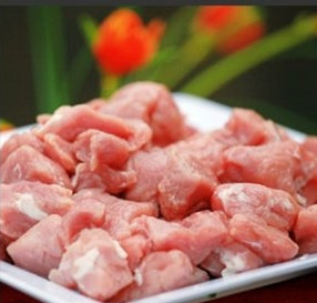 黄金豆腐拥抱鼎香里脊,<a style='color:red;display:inline-block;' href='/shicai/ 4430'>里脊肉</a>加一块五花肉，切成块