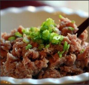 黄金豆腐拥抱鼎香里脊,绞碎后加<a style='color:red;display:inline-block;' href='/shicai/ 2573'>圆葱</a>一起搅拌均匀