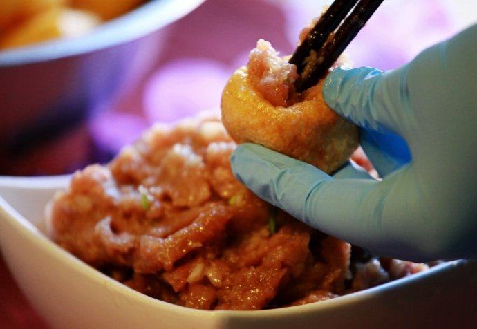 黄金豆腐拥抱鼎香里脊,用筷子在豆腐泡上插一个口，把肉馅填进去