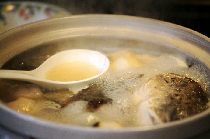 八宝鱼头,逐一添加配料，中火炖前后大约40分钟