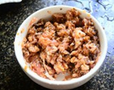 水晶萝卜卷,将香菇末倒入肉馅的碗中,加入<a style='color:red;display:inline-block;' href='/shicai/ 788'>生抽</a>、盐、干淀粉、油、胡椒粉搅拌均匀,调成馅。