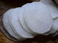 水晶萝卜卷,<a style='color:red;display:inline-block;' href='/shicai/ 26'>白萝卜</a>洗净去皮,切成薄片。