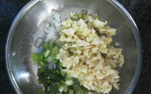 白玉豆腐,香葱切碎,蒜子剁成蒜蓉备用