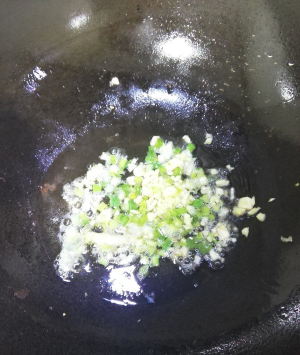 白玉豆腐,热锅下油,把切好的香葱末和蒜蓉倒入爆香,加入少许白糖和盐
