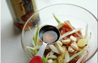 乳香烤鸡腿,倒入<a style='color:red;display:inline-block;' href='/shicai/ 894'>黄酒</a>。