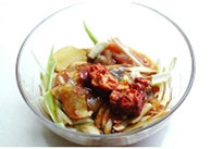 乳香烤鸡腿,将<a style='color:red;display:inline-block;' href='/shicai/ 734'>腐乳</a>一起放入琵琶腿。