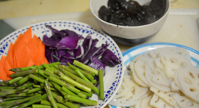 清炒四季时蔬,<a style='color:red;display:inline-block;' href='/shicai/ 128'>紫甘蓝</a>切大块，莲藕切片，<a style='color:red;display:inline-block;' href='/shicai/ 122'>芦笋</a>切段，<a style='color:red;display:inline-block;' href='/shicai/ 25'>胡萝卜</a>切片，<a style='color:red;display:inline-block;' href='/shicai/ 233'>木耳</a>洗干净掰一口大小的块