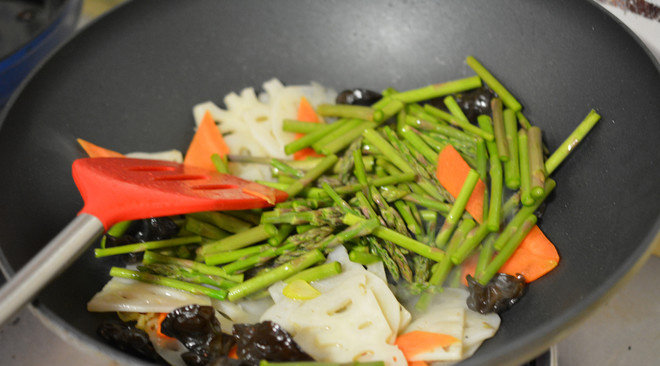 清炒四季时蔬,炒锅烧热，加入食用油和葱花炝锅，然后下入胡萝卜和木耳，翻炒一下加入莲藕和芦笋，最后加入紫甘蓝，放盐搅拌均匀即可。紫甘蓝切大块，莲藕切片，芦笋切段，胡萝卜切片，木耳洗干净掰一口大小的块