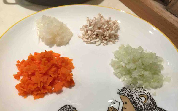 爱丽舍松露汤,将蔬菜切细,要尽量切成细块,这样汤口感会更好,但不要磨成蓉