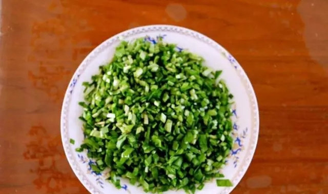 槐花鲜食,<a style='color:red;display:inline-block;' href='/shicai/ 116'>韭菜</a>洗净控干,并切成碎末,备用。