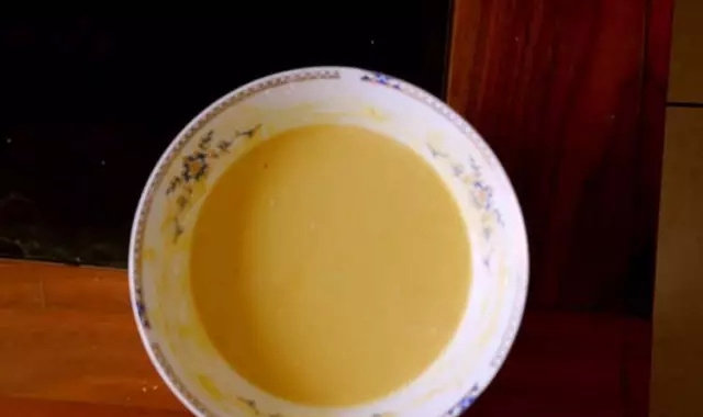  槐花鲜食,适量<a style='color:red;display:inline-block;' href='/shicai/ 519'>面粉</a>加清水加两个<a style='color:red;display:inline-block;' href='/shicai/ 9'>鸡蛋</a>加适量盐调成粘稠的糊糊。
