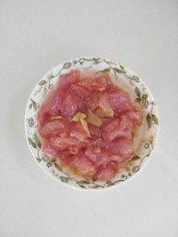 豉香里脊炒西兰花梗,<a style='color:red;display:inline-block;' href='/shicai/ 435'>里脊</a>肉切小片，用适量<a style='color:red;display:inline-block;' href='/shicai/ 37'>姜</a>、<a style='color:red;display:inline-block;' href='/shicai/ 721'>蚝油</a>和食用油拌匀腌制10分钟。
