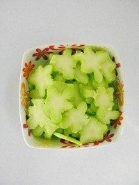 豉香里脊炒西兰花梗,<a style='color:red;display:inline-block;' href='/shicai/ 124958'>西兰花梗</a>去掉外边的硬皮，切片。