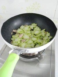 豉香里脊炒西兰花梗,放入切好的西兰花梗。