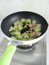 豉香里脊炒西兰花梗,放入一大勺<a style='color:red;display:inline-block;' href='/shicai/ 46516'>豆豉辣椒酱</a>。