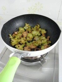 豉香里脊炒西兰花梗,大火翻炒均匀即可。