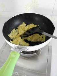木须肉,锅里倒油烧热,倒入鸡蛋液,炒至鸡蛋呈蓬松状后盛出备用