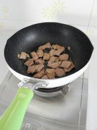 木须肉,放入里脊片,利用锅里余油,翻炒至肉片颜色变白变浅