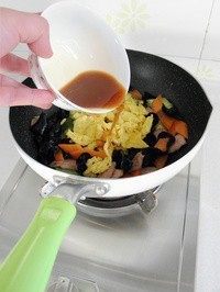 木须肉,放入之前煎好的鸡蛋,倒入料汁