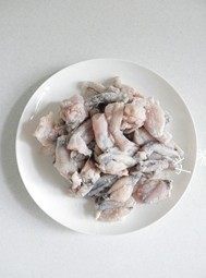 干锅香辣蛙,蛙肉上薄薄的沾上一层淀粉