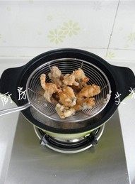 干锅香辣蛙,锅里倒油烧至8成热,蛙肉入锅炸至金黄色后捞出控油待用