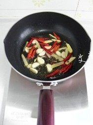 干锅香辣蛙,炒锅里倒油（约是炒菜放油的两倍）放入<a style='color:red;display:inline-block;' href='/shicai/ 86474'>干辣椒</a>、麻椒、<a style='color:red;display:inline-block;' href='/shicai/ 37'>姜</a>和蒜，小火炒出香味