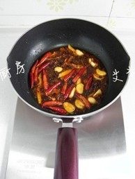 干锅香辣蛙,再放入风味豆豉酱和<a style='color:red;display:inline-block;' href='/shicai/ 814'>蒜蓉辣酱</a>,继续小火炒出红油