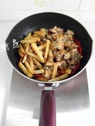 干锅香辣蛙,放入炸好的蛙肉和土豆条