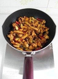 干锅香辣蛙,转中火翻炒,翻炒均匀后加入<a style='color:red;display:inline-block;' href='/shicai/ 788'>生抽</a>