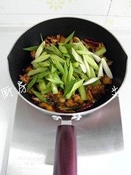 干锅香辣蛙,再放入莴苣和青蒜