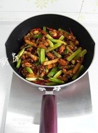 干锅香辣蛙,继续中火翻炒,翻炒至青蒜微微变软就可以关火了