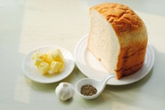 黄油蒜砖,准备所需材料。