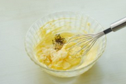 黄油蒜砖,加入蒜泥、盐和欧芹碎。