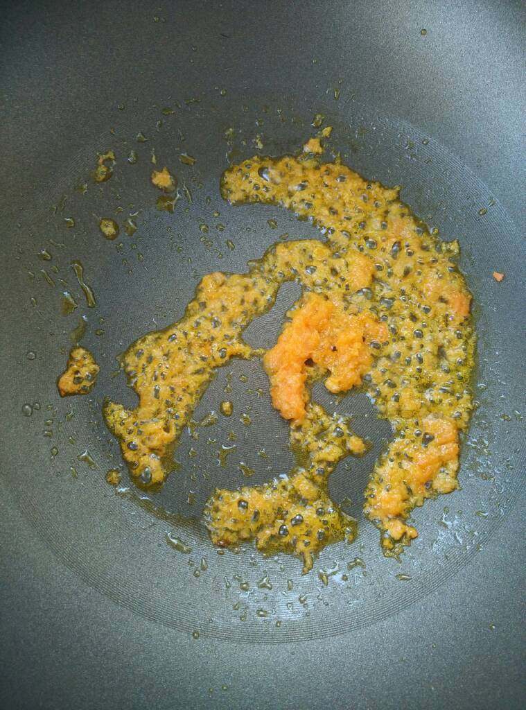 素蟹黄扒西兰花,锅中倒油,放入胡罗卜碎末煸炒至胡罗卜软塌出黄油盛出。