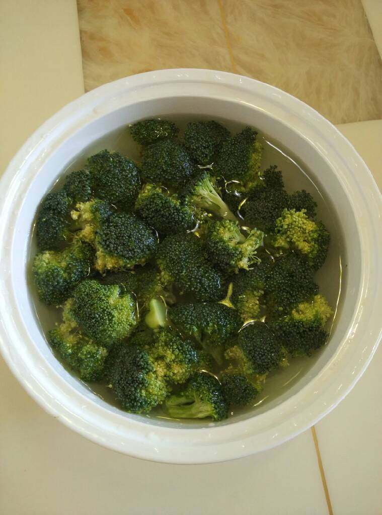 素蟹黄扒西兰花,西兰花焯水,水中放少许盐,一点油,水开倒入西兰花焯1分钟捞出过凉水备用。
