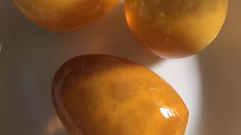 虎皮青椒松花皮蛋,将松花皮蛋剥好待用