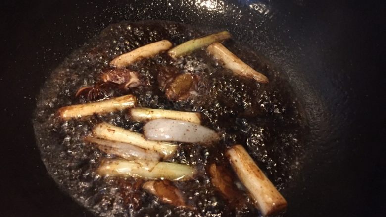 排骨炖豆角,锅中热油，油热加入<a style='color:red;display:inline-block;' href='/shicai/ 3250'>葱</a>，<a style='color:red;display:inline-block;' href='/shicai/ 37'>姜</a>，淋入<a style='color:red;display:inline-block;' href='/shicai/ 692'>酱油</a>爆香