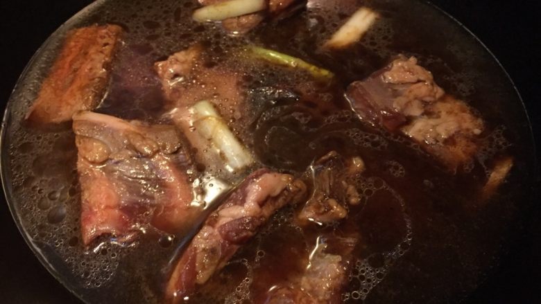 排骨炖豆角,加入没过排骨再多一碗的水，大火烧开，淋入<a style='color:red;display:inline-block;' href='/shicai/ 718'>料酒</a>，转小火炖煮一个半小时