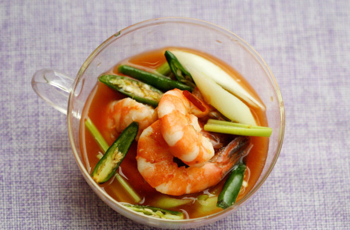泡菜大虾,取老坛泡菜水（重量和开水等量），倒入水中，加入<a style='color:red;display:inline-block;' href='/shicai/ 718'>料酒</a>、<a style='color:red;display:inline-block;' href='/shicai/ 724'>胡椒</a>粉、盐、青芥末,然后充分混合。将煮好的大虾倒入冷却后的泡菜水中，浸泡30分钟