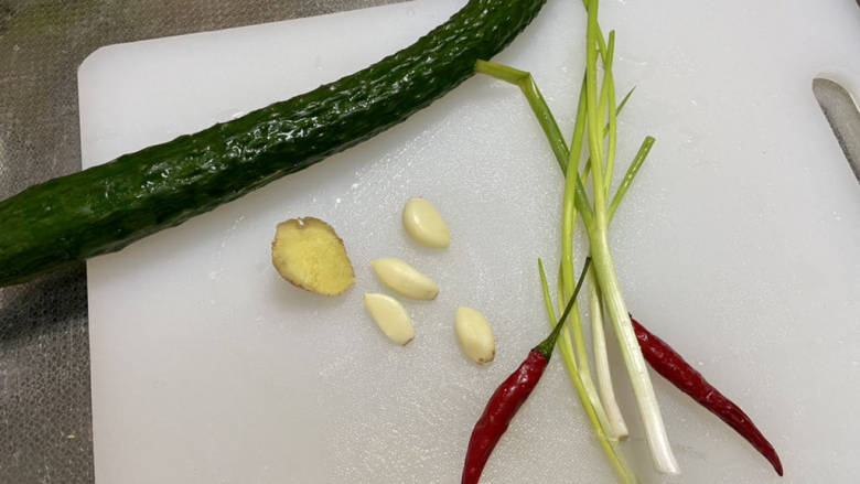 黄瓜烧豆腐,黄瓜搓洗干净,小葱择好洗净,小米辣洗净,姜搓洗干净,蒜剥皮