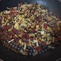 糖氏饺子皮烧麦,少许油起油锅,煸炒干贝丝、香菇、腊肠和姜蓉至出香味。