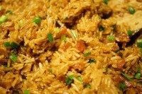 糖氏饺子皮烧麦,加入一把葱花拌匀,糯米饭馅做好了!就这么吃也好吃,很有煲仔饭的味道。